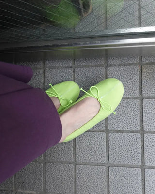 Vivid round ribbon flat shoes