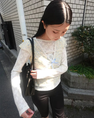 U-neckline floral lace T-shirt