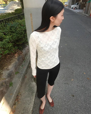 U-neckline floral lace T-shirt