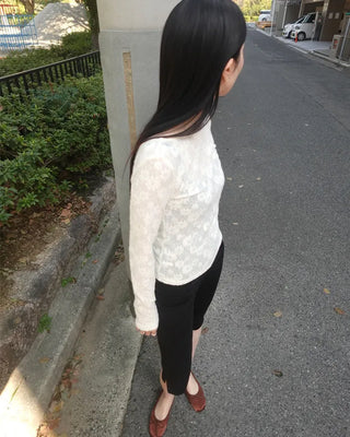 U-neckline floral lace T-shirt