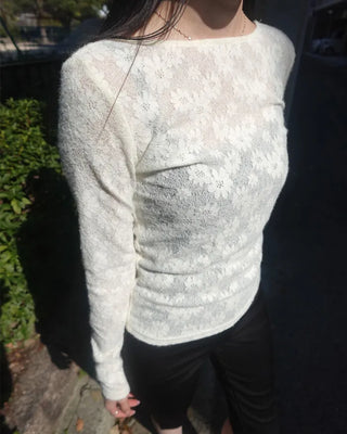 U-neckline floral lace T-shirt
