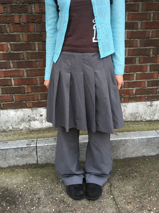 Mid-length pleated skort