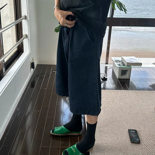 Wide-leg pleated half-length slacks