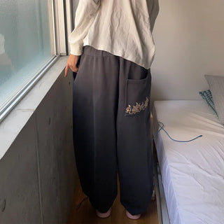 Wide-leg pants with back pockets