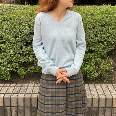 Light cashmere V-neck knitwear