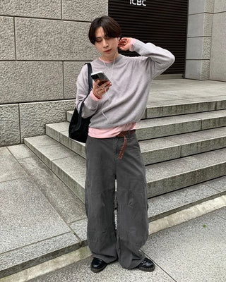 Pigmented side pockets, stitched details, wide cotton pants