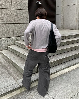 Pigmented side pockets, stitched details, wide cotton pants