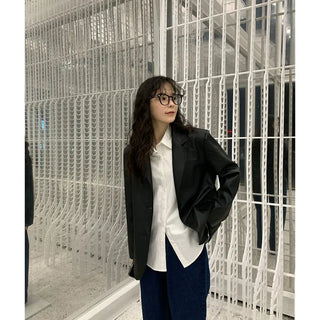 Daily thick-framed glasses