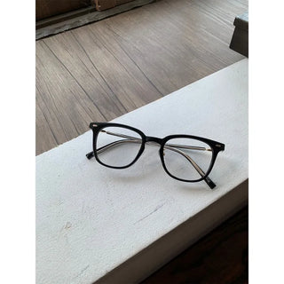 Daily thick-framed glasses