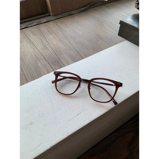 Daily thick-framed glasses