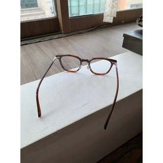 Daily thick-framed glasses