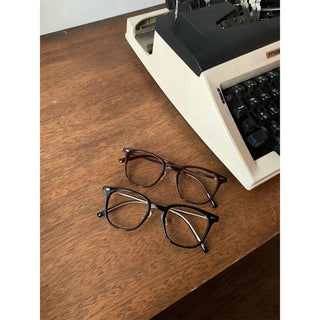 Daily thick-framed glasses