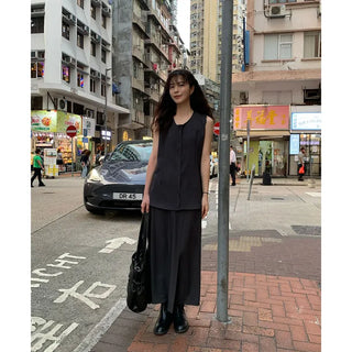 Pleated long skirt