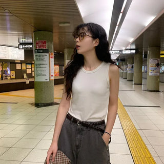 Round neck sleeveless