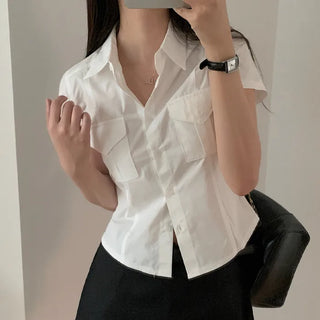 Short-sleeved white shirt, two pockets, slim fit.