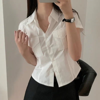 Short-sleeved white shirt, two pockets, slim fit.