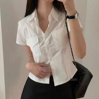 Short-sleeved white shirt, two pockets, slim fit.