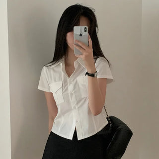Short-sleeved white shirt, two pockets, slim fit.