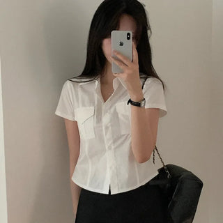Short-sleeved white shirt, two pockets, slim fit.