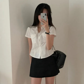 Short-sleeved white shirt, two pockets, slim fit.