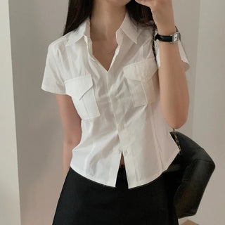Short-sleeved white shirt, two pockets, slim fit.