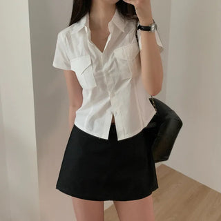 Short-sleeved white shirt, two pockets, slim fit.