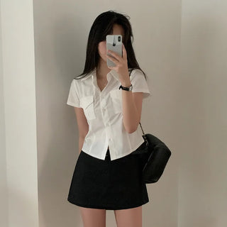 Short-sleeved white shirt, two pockets, slim fit.