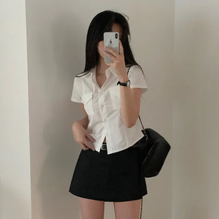 Short-sleeved white shirt, two pockets, slim fit.