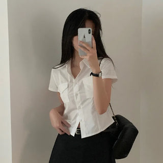 Short-sleeved white shirt, two pockets, slim fit.