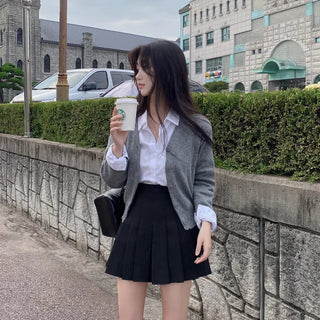 Loose-fitting cotton white semi-cropped shirt