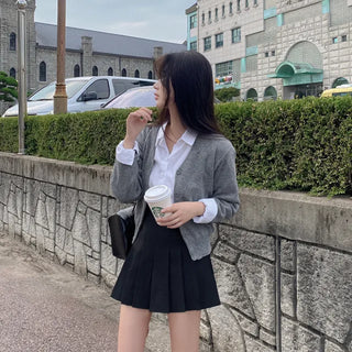 Loose-fitting cotton white semi-cropped shirt