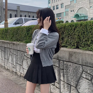 Loose-fitting cotton white semi-cropped shirt