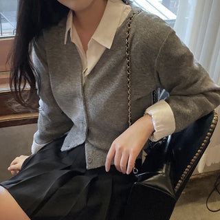 Loose-fitting cotton white semi-cropped shirt