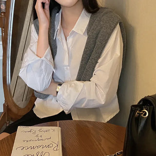 Loose-fitting cotton white semi-cropped shirt