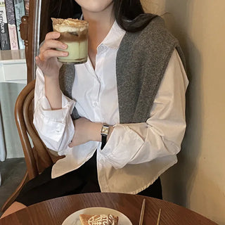 Loose-fitting cotton white semi-cropped shirt