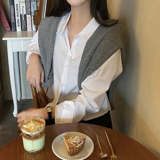 Loose-fitting cotton white semi-cropped shirt