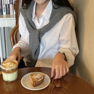 Loose-fitting cotton white semi-cropped shirt