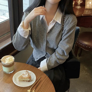Loose-fitting cotton white semi-cropped shirt