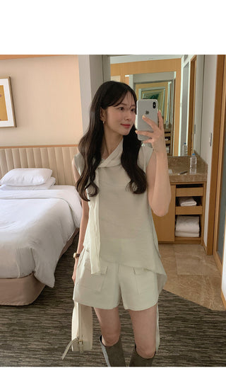 [2 colors] Tie-neck sleeveless blouse