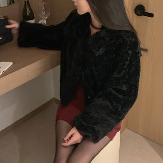Loose silhouette short length faux fur jacket