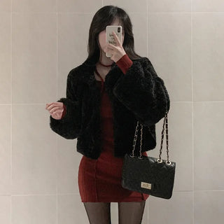 Loose silhouette short length faux fur jacket