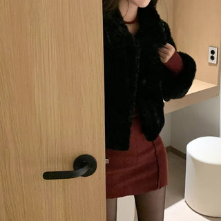 Loose silhouette short length faux fur jacket