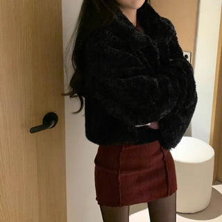 Loose silhouette short length faux fur jacket