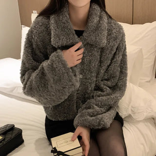 Loose silhouette short length faux fur jacket