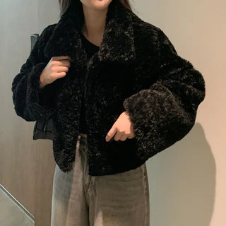 Loose silhouette short length faux fur jacket