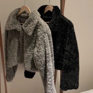 Loose silhouette short length faux fur jacket