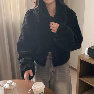 Loose silhouette short length faux fur jacket