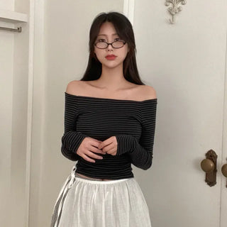 Off-shoulder striped slim T-shirt
