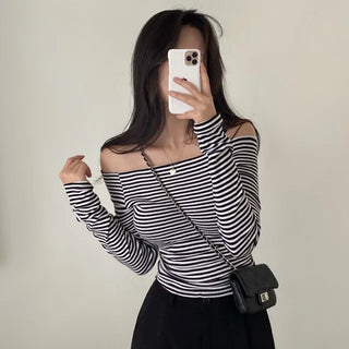 Off-shoulder striped slim T-shirt