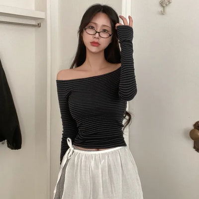 Off-shoulder striped slim T-shirt